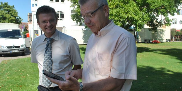 Überzeugten sich von der Funktionalität des neuen W-LAN-Hotspots am Dom- und Europaplatz: Bürgermeister Gottfried Störmer und der Erste Stadtrat Jens Klingler (v.r.). Foto: Benjamin Kloos