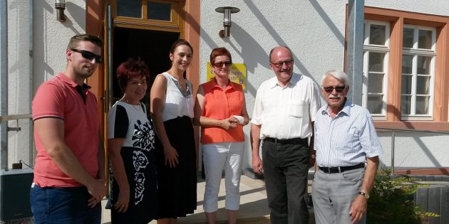 Strahlen beim Familienfest der CDU Bobstadt mit der Sonne um die Wette; Andreas Winkler, Bürgermeisterin Barbara Schader, Janina Winkler, Ursula Cornelius, der CDU-Bundestagsabgeordnete Dr. Michael Meister und Ewald Stumpf (v.l.). Foto: Jannis Tirakis