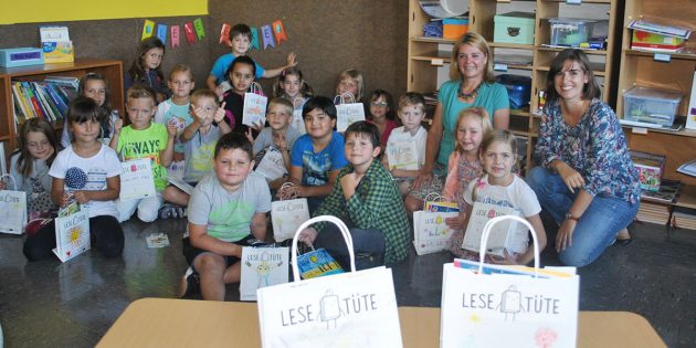 Die Lese- oder Büchertüte sorgte bei den Kindern der Klasse 1c der Schillerschule für Begeisterung.  Foto: Benjamin Kloos