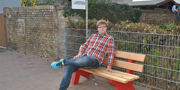 Felix Berz machte den Test – und wartetete und wartetete, doch niemand zeigte sich bereit, ihn mit nach Lampertheim zu nehmen. Auch nach Bürstadt oder Worms fand sich keine Mitfahrgelegenheit. Foto: Benjamin Kloos