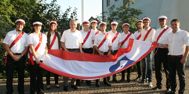 Hofheim präsentiert sich zur Kerwe und zur 1025-Jahrfeier in einheitlichem Bild. Der Howwemer Kerbeborsch und -mädels e.V. 2010 spendete 15 neue Hofheimer Fahnen an die Stadt. Foto: Eva Wiegand