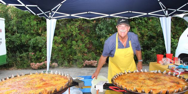 Paella-Koch Eid Diehl bei der Vorbereitung der spanischen Köstlichkeit. Foto: oh