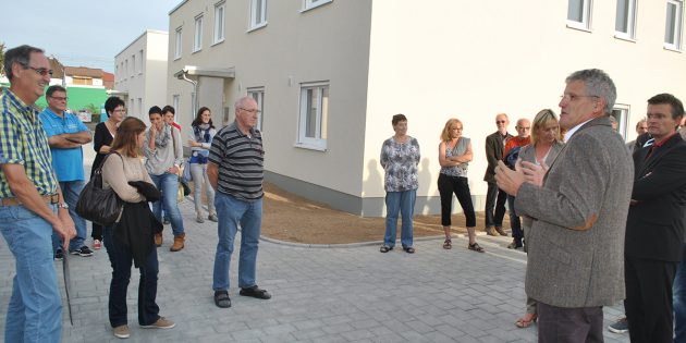 Gernot Jakobi, Wohnbau-Vorstand der St. Christophorus Wohnheime eG (2.v.r.) und der Erste Stadtrat Jens Klingler (r.) erläuterten den interessierten Lampertheimern und besonders den direkten Anwohnern die neuen Flüchtlingsunterkünfte in der Florianstraße. Foto: Benjamin Kloos