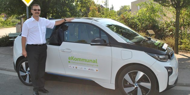 Freut sich über sein umweltfreundliches Dienstauto auf Zeit: Bürgermeister Felix Kusicka. Foto: Benjamin Kloos