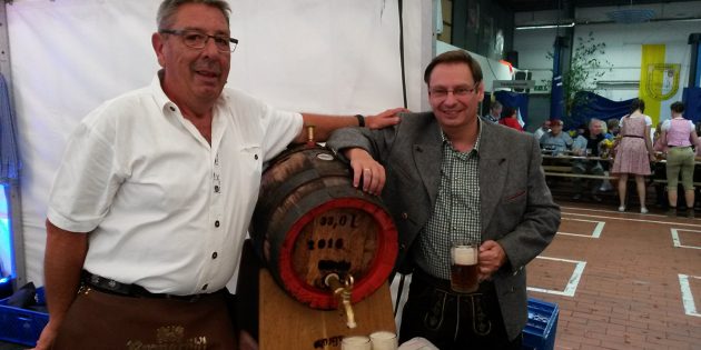 BrunoKissel (l.) zapfte nach dem gelungenen Fassbieranstich das Bier – sehr zur Freude des 1. Vorsitzenden der KKM, Guido Pabst (r.). Foto: Jannis Tirakis