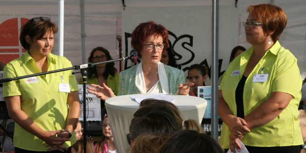 Lobende und anerkennende Worte gab es von Bürgermeisterin Barbara Schader (Mitte) für Andrea Siegler, Leiterin der Kinderkrippe (r.) und ihre Stellvertreterin Heike Ille (l.). Foto: Eva Wiegand