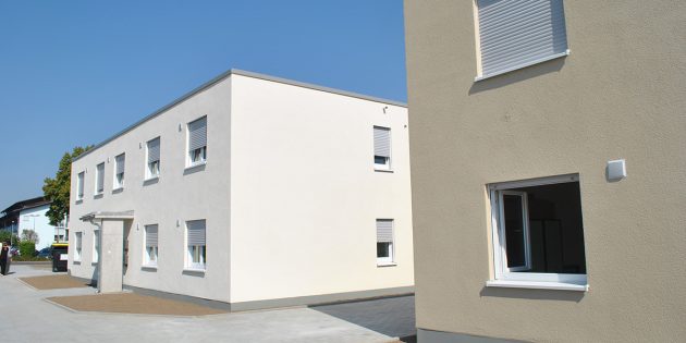 Praktikabel, aber ohne Luxus: Die drei neuen Häuser in der Berliner Straße in Biblis, die als Flüchtlingsunterkünfte dienen. Foto: Benjamin Kloos