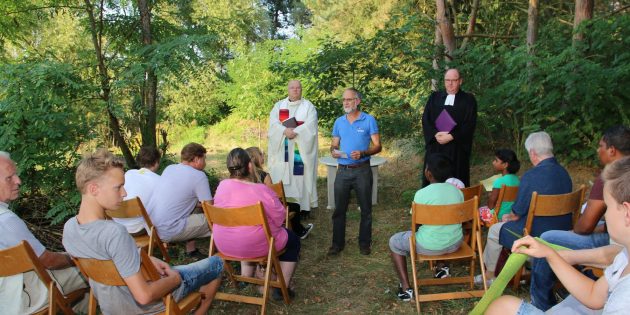 Pfarrer Erhard Schmitt (links) und Pfarrer Ralf Kröger zelebrierten den ökumenischen Gottesdienst, der zugleich ein Naturerlebnis war. Klaus Feldhinkel, 2. NABU-Vorsitzender, führte die Gottesdienstbesucher in die Schönheit und Probleme des umzäunten Areals ein.  Foto: Hannelore Nowacki