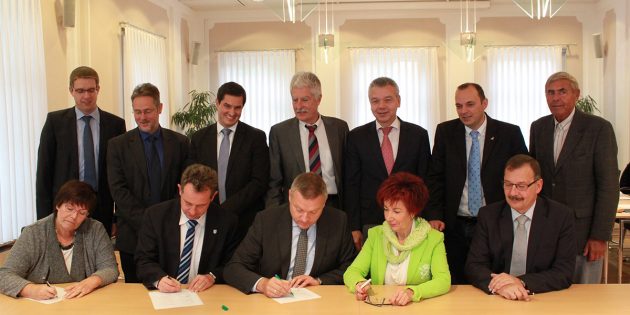 Die Bürgermeisterinnen und Bürgermeister sowie die Landräte der Landkreise Groß-Gerau und Bergstraße kamen im Stadthaus in Gernsheim zusammen und unterzeichneten eine gemeinsame Erklärung zu dem vom Bundeskabinett beschlossenen Entwurf des Bundesverkehrswegeplans 2030 – Korridor Mittelrhein Zielnetz 1 - darunter auch Bürstadts Bürgermeisterin Barbara Schader, Lampertheims Bürgermeister Gottfried Störmer und der Bürgermeister von Biblis, Felix Kusicka. Foto: oh