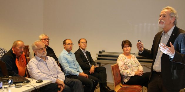 Die BILA-Sprecher Karl Hans Geil (rechts) und Ulrich Guldner (vorne sitzend) sowie Martina Irmscher aus Mannheim (vorne) informierten die Teilnehmer der Bürgerversammlung über die aktuellen Entwicklungen und die gegensätzlichen Ziele von Bahn und Bürgern. Foto: Hannelore Nowacki