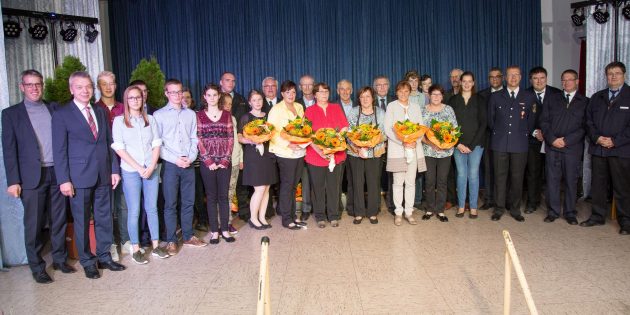 Gruppenbild mit den geehrten Mitgliedern der Einsatzabteilung, der Jugendfeuerwehr, der Mitglieder des Feuerwehrvereins sowie Landrat Christian Engelhardt, Bürgermeister Gottfried Störmer, Stadtbrandinspektor Klaus Reiber und Kreisbrandmeister Werner Trares.  Foto: Hannelore Nowacki
