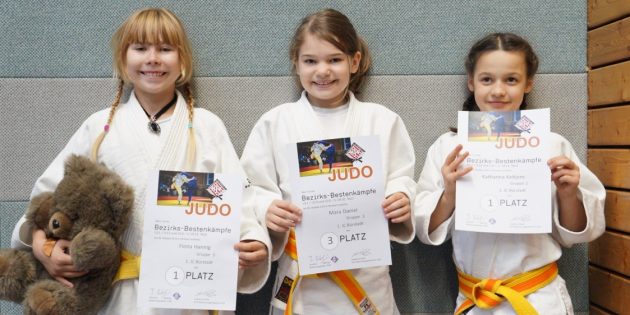 Die Judo-Erfolgsdamen vom 1. JCB unter sich von links: Bärenmaskottchen, Fiona Hannig, Mara Daniel und Katharina Keltjens. Foto: oh