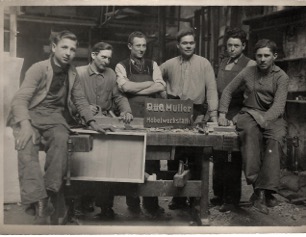 Jakob Krämer - 2. von rechts - in der Schreinerei Müller (Worms, Friedrichstraße). Foto: oh