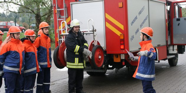 Für die anstehenden Aufgaben waren die Jugendlichen gut gerüstet, Unterstützung boten die aktiven Feuerwehrmänner. Foto: Eva Wiegand