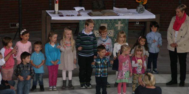 Die Kinder der Kita Falterweg gestalteten den Erntedankgottesdienst mit. Foto: Eva Wiegand