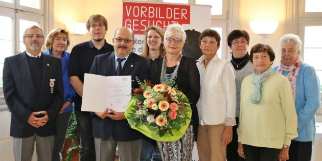 Im Bild der 2. DRK-Vorsitzende  Siegfried Schack (von links) sowie die Geehrten Inge Rathgeber, Jan Winkler, Uwe Jakob, Lisa Wißing, Ursula Deutsch, Maria Bade, Walburga Schühle und Irma Eberle. Foto: Hannelore Nowacki
