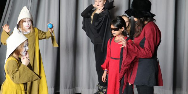 Schaurig schön war das Theaterstück mit dem „Gruselkabinett“, Nebel waberten dann und wann, Geister und Vampire trieben ihr Unwesen. Foto: Hannelore Nowacki