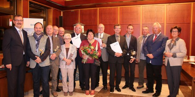 Der parlamentarischen Feier zur Verabschiedung der ausgeschiedenen Mandatsträger mit Ehrungen folgte der gesellige Umtrunk mit Imbiss. Foto: Hannelore Nowacki