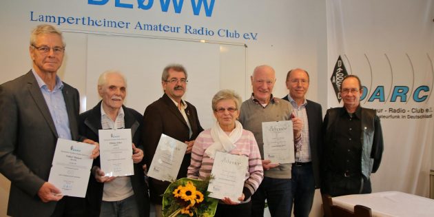 Volker Mansur (von links) wurde für 50 Jahre Mitgliedschaft geehrt, Gründungsmitglied  Hilmar Zöller für 60 Jahre, beide mit Urkunde und Ehrennadel des Deutschen Amateur-Radio-Clubs. Siegmar Gotha, der Zweite Vorsitzende der Ortsgruppe Lampertheim und des Dachverbandes, wurde für 35 Jahre Mitgliedschaft mit einer Urkunde geehrt, ebenso Christine Heinmoeller. Gerhard Blackmann wurde für 45 Jahre geehrt. Dr. Ing. Klaus Hüninghaus (60 Jahre Mitgliedschaft), Ralf Beiler (40 Jahre) und Karl-Heinz Lewandowski (35 Jahre) konnten die Ehrung nicht persönlich entgegennehmen. Foto: Hannelore Nowacki