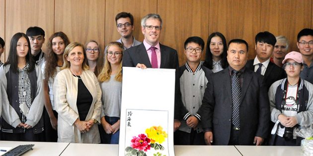 Landrat Christian Engelhardt mit Gästen aus China und der Partnerschule, der Karl Kübel Schule Bensheim. Foto: oh