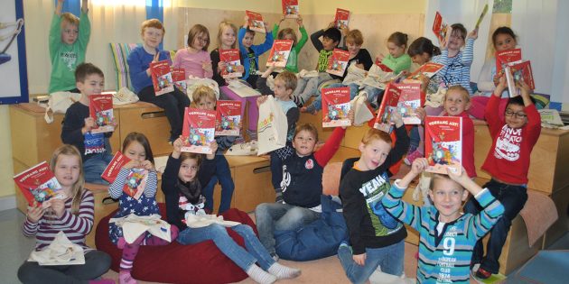Auf die Bücher, fertig los: Begeistert nahmen die Erstklässler der Schule in den Weschnitzauen ihre Lesetüte in Empfang. Foto: Benjamin Kloos