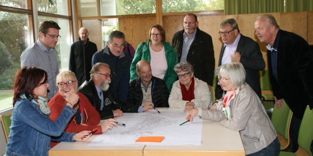 Mit Stiften markierten die Anwesenden die wichtigsten Punkte in Hofheim, an denen Barrierefreiheit dringend benötigt wird. Foto: Eva Wiegand