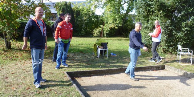 Die Spieler des TC Rot-Weiss Lampertheim bewiesen beim Boule eine ruhige Hand. Foto: oh