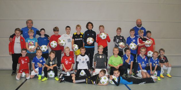 Gemeinsam spielerisch lernen: Die Teilnehmer des Fußballcamps des TV Lampertheim und der 1. Fußballschule Rhein-Neckar sind von den Trainingstagen begeistert. Foto: Benjamin Kloos