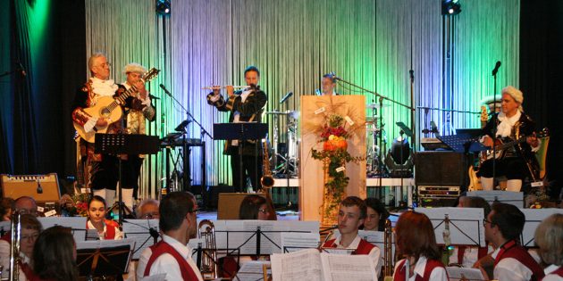 Für den passenden Rahmen sorgte zu den offiziellen Feierlichkeiten die Showband der Musikerinitiative Lampertheim (MIL). Foto: Eva Wiegand