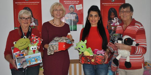 Weihnachten im Schuhkarton: Bis zum 15. November freuen sich Uschi Kupferschnitt, Heike Ulrich, Anna Hakobyan und Renate Hinz (v.l.) und ihre Team auf zahlreiche Spenden für Kinder in Not. Foto: Benjamin Kloos