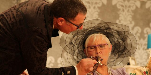 In blaublütigen Kreisen raucht die Dame keine Zigaretten, belehrte die Gräfin (Petra Bickelhaupt) den um Etikette bemühten Gastgeber Otto Neureich (Armin Tremmel). Die Hofheimer Theatergruppe „Die Krautstorze“ brachte das Publikum am Samstag mit ihrem neuen Stück „Blaues Blut un Erbsesupp“ auf den Geschmack, ganz exquisit angerichtet, kein Humor aus der Fertigtüte. Foto: Hannelore Nowacki