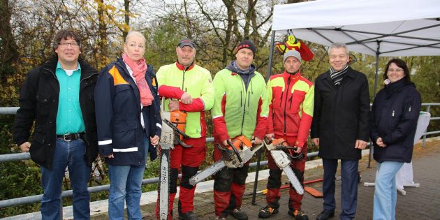 Jetzt beginnt das Aufräumen am Uferstück des Altrheins. Erste Durchblicke vom Radweg auf dem Hochwasserdamm zum Altrhein sind dann möglich. Foto: Hannelore Nowacki