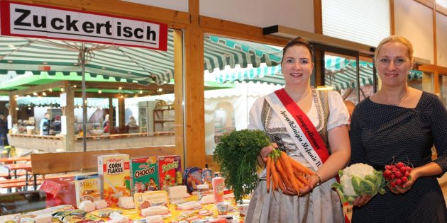 Der informative „Zuckertisch“ bewies beim Hoffest seine große Anziehungskraft und verblüffte die Betrachter mit den Zuckermengen, die vielfach gut „versteckt“ sind.  Gesundheitsdezernentin und Erste Kreisbeigeordnete Diana Stolz wies mit Spargelkönigin Stefanie II. auf gesundheitsbewusste Ernährung hin. Foto: Hannelore Nowacki