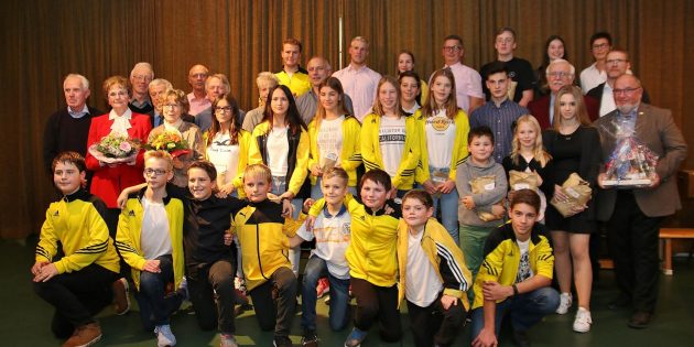 Alle geehrten Sportler und langjährigen Vereinsmitglieder des Kanu-Clubs Lampertheim waren beim Ehrenabend und Jahresfeier in heiterer Stimmung vereint. Foto: Hannelore Nowacki