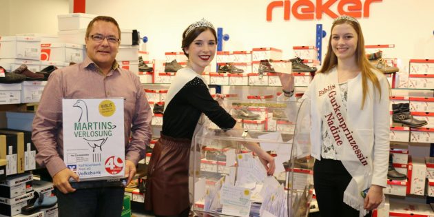 Die 30 Gewinner stehen jetzt fest. Bei Schuh Reis fand am Martinstag die Losziehung der Martinsgansaktion statt. Im Bild: Stefan Reis mit Gurkenkönigin Michelle I. und Gurkenprinzessin Nadine. Foto: Hannelore Nowacki