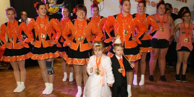 Das vereinseigene Prinzenpaar Lea und Luciano führten die Narren beim Einmarsch zum Jubiläums-Ordensfest des DFC unner uns an. Foto: Eva Wiegand