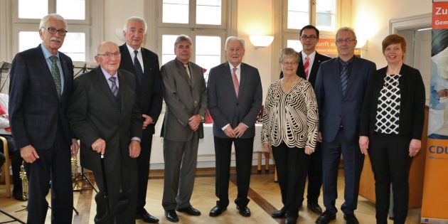 Die geehrten CDU-Mitglieder (von links): Ewald Stumpf (40 Jahre), Aquilin Stumpf (60 Jahre), Alfons Haag (50 Jahre), Volker Utz (41 Jahre), Franz Litters (40 Jahre), Roswitha Pumm (35 Jahre) und Freddy Kruschenski (35 Jahre) mit dem Stadtverbandsvorsitzenden Alexander Bauer (hinten) und Stellvertreterin Christine Eberle (rechts). Foto: Hannelore Nowacki