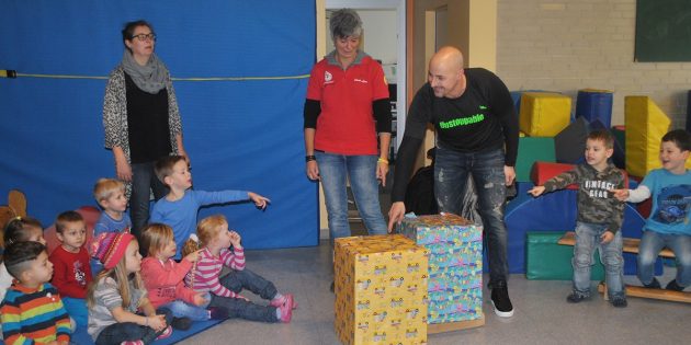 „Spielzeugregen“  in der Vorweihnachtszeit