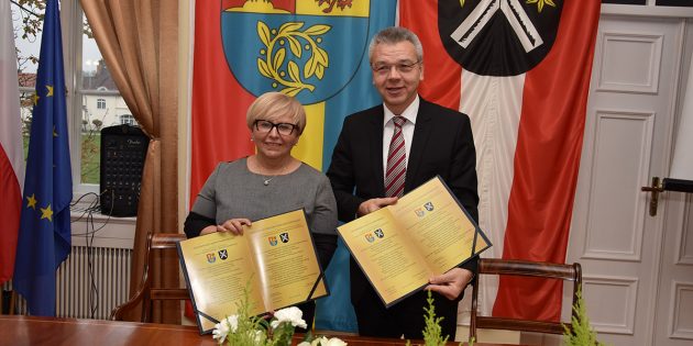 Bürgermeister Gottfried Störmer und Bürgermeisterin Teresa Mazurek erneuerten symbolisch die partnerschaftlichen Beziehungen zwischen Lampertheim und Swidnica. Foto: oh