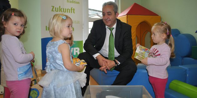 Große Freude im „Entdeckernest“:  Stephan Wilhelm, Prokurist der EWR AG, überbrachte den Kinderkrippen in Bürstadt 100 Lesestart-Sets. Foto: Benjamin Kloos
