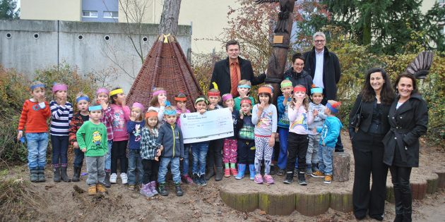 Lauter Indianerjubel schallte durch die Kita Guldenweg: Danke des Vereins „HELP e.V.“ können die Kinder nun im Tipi im Schatten zweier Totempfähle spielen. Foto: Benjamin Kloos