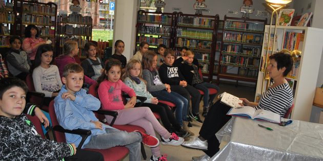 Gespannt verfolgten die Schüler der Klasse 3 b der Schillerschule die Geschichte aus dem Buch „Die Schule der magischen Tiere“, die Barbara Burkhard ihnen vorlas. Foto: Benjamin Kloos