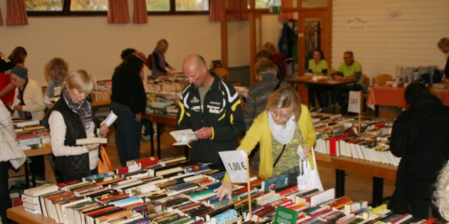 Pünktlich zur kalten Jahreszeit, bei der ein gutes Buch in der Hand schlicht nicht fehlen darf, öffneten sich am Samstag und Sonntag  die Pforten des Bücherflohmarkts  in der Martin-Luther-Gemeinde. Foto: Eva Wiegand