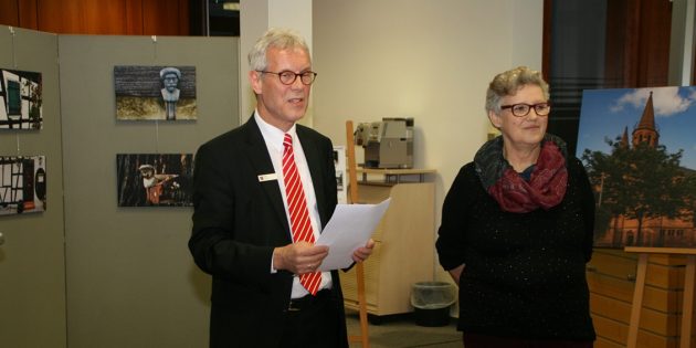 Heike Finnegan zeigt Bilder von Lampertheim