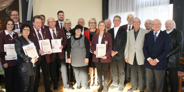 Am Sonntag wurden die langjährigen Mitglieder bei der Jubilarenehrung der KKM im Pfarrzentrum St. Michael gewürdigt. Foto: Eva Wiegand