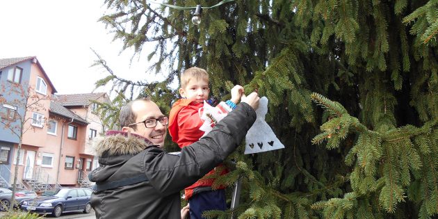 Mit viel Freude waren die Kinder in Neuschloß beim Dekorieren des Weihnachtsbaumes dabei. Foto: Jannis Tirakis