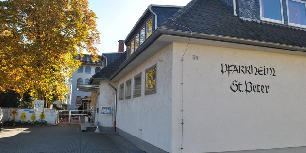 Sollen als Kinder- und Familienzentrum Ort der Begegnung für alle Generationen werden: Kita und Pfarrzentrum St. Peter in Bürstadt. Foto: Benjamin Kloos