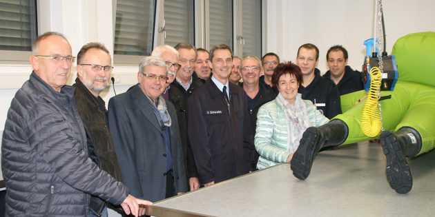 Große Freude bei der Feuerwehr: Die neue Atemschutzwerkstatt wurde offiziell von Bürgermeisterin Barbara Schader an die Feuerwehr Bürstadt-Mitte übergeben. So ist nun auch ein direkter Zugriff auf bereitliegende Ersatzgeräte durch die Stadtteilwehren möglich. Foto: Eva Wiegand