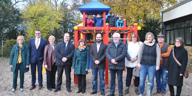 Am Mittwoch herrschte große Freude über das neue Klettergerüst der Biedensandschule – sowohl bei den Lehrern als auch den Sponsoren und natürlich den Kindern. Foto: Benjamin Kloos