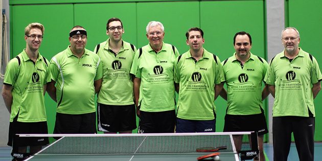 Die noch verlustpunktfreie zweite Herrenmannschaft der Hüttenfelder Tischtennis-Abteilung steht nach drei Siegen innerhalb einer Woche im Pokal-Viertelfinale und auf dem ersten Tabellenplatz der 2. Kreisklasse, v. l.: Heiko Möller, Bernd Hofmann, Robin Gumbel, Erich Händler, Bernd Blümbott, Sascha Münch und Ludwig Günther. Foto: ehr